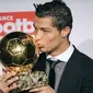 Cristiano Ronaldo bergabung di Manchester United pada 2003 silam. Penghargaan Ballon d'Or pertamanya diraih pada tahun 2008 usai membawa MU menjuarai Liga Inggris dan Liga Champions musim 2007/08. Saat itu tercatat bahwa nilai transfernya masih mencapai 54 juta euro. (AFP/Franck Fife)