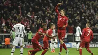 Bayern Muenchen lolos ke babak 8 besar Liga Champions usai menghajar Juventus dengan skor 4-2 di Allian Arena, dinihari tadi. (ODD ANDERSEN / AFP)