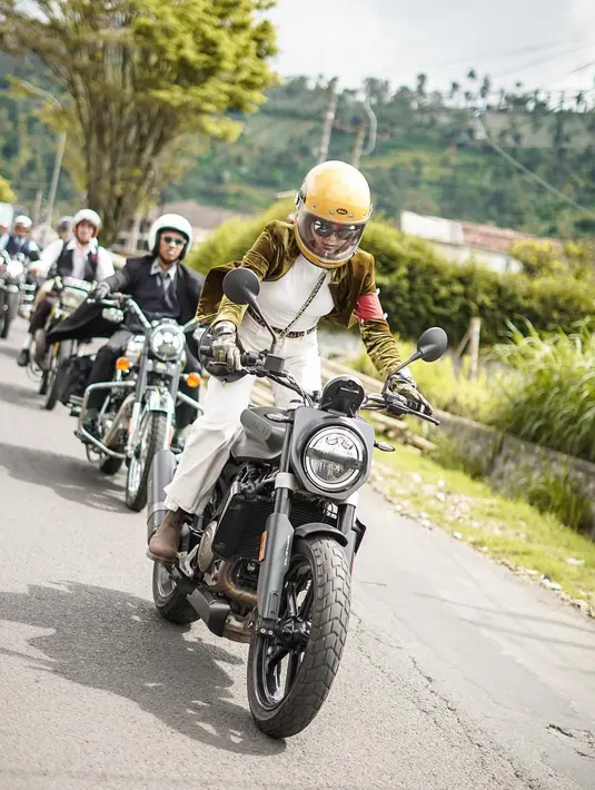 Namun, setelah helm dipasang, dan posisi ada di depan Poppy Sovia memperlihatkan karakter aslinya. Ia tampak gagah walau tak mengenakan pakaian khusus. (Foto: Instagram/@popsovia)