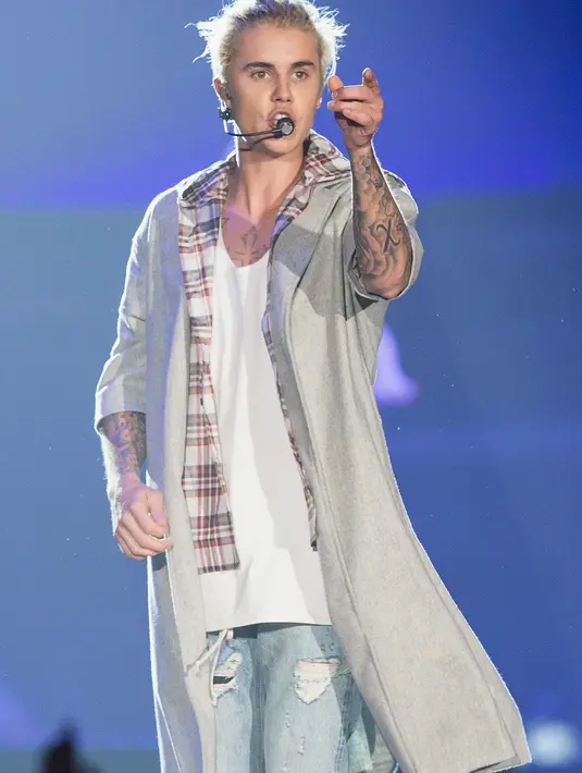 Kejadian itu tidak membuat menghentikan aksinya. Ia terus melakukan aksinya dengan cuek seperti tidak ada kejadian apa-apa. (Bintang.com/AFP)