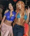 Caitlin Halderman tampil menjadi Nico Robin, ia mengenakan atasan crop top latex navy dipadukan selendang pink sebagai bawahan. Credit: (@anyageraldine)