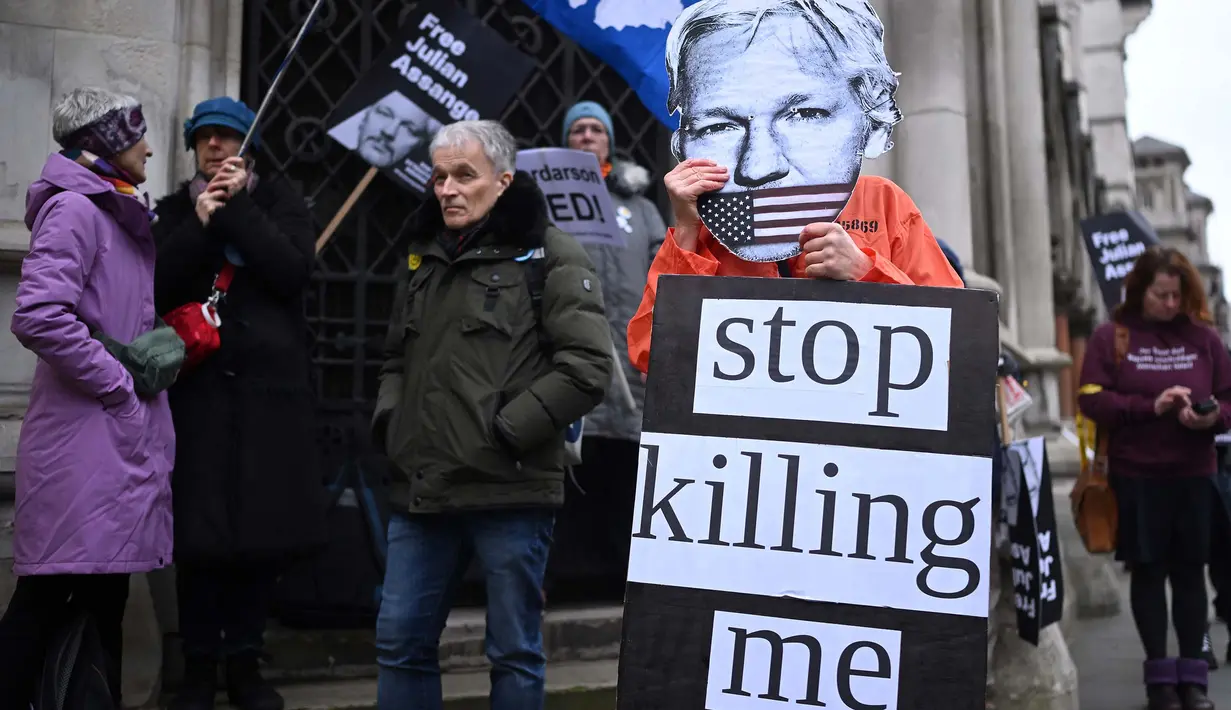 Para demonstran memegang plakat saat mereka berunjuk rasa di luar Royal Courts of Justice, Pengadilan Tinggi Inggris, di pusat kota London pada tanggal 20 Februari 2024, ketika pengadilan tinggi tersebut mendengarkan banding terakhir pendiri WikiLeaks Julian Assange atas ekstradisinya ke Amerika Serikat. (JUSTIN TALLIS/AFP)