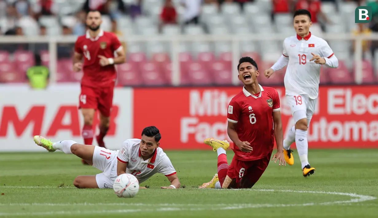 Pemain Timnas Indonesia, Marselino Ferdinan (kanan) terjatuh setelah dilanggar pemain Vietnam, Van Thanh Vu dalam laga leg pertama babak semifinal Piala AFF 2022 di Stadion Utama Gelora Bung Karno (SUGBK), Jumat (6/1/2023) sore WIB. Van Thanh Vu akhirnya diganjar kartu kuning akibat permainan kerasnya. (Bola.com/Bagaskara Lazuardi)