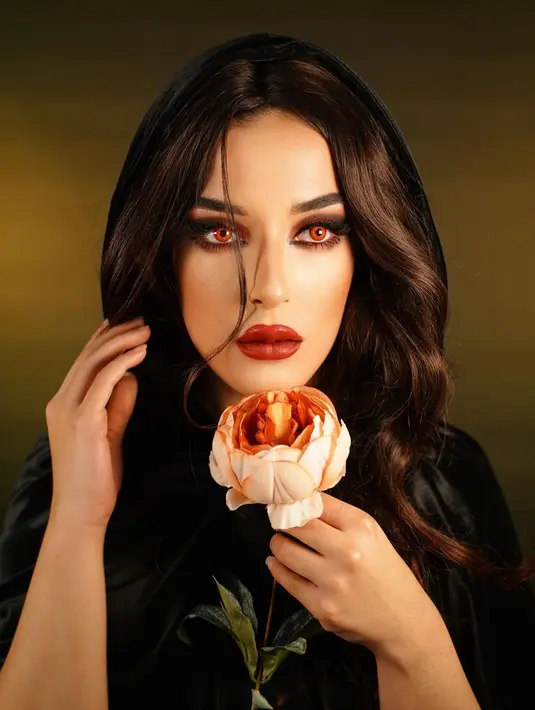 Di foto close up yang diunggahnya di akun Instagram pribadinya, Tasya Farasya mengenakan hoodie hitam, dengan makeup bold yang magis. [Foto: Instagram/tasyafarasya]