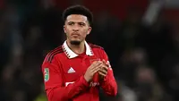 Penyerang Manchester United, Jadon Sancho bertepuk tangan kepada para penggemar usai pertandingan melawan Nottingham Forest di leg kedua semifinal Piala Liga Inggris di Old Trafford di Manchester, Inggris, Kamis (2/2/2023).  Fans Manchester United memberi sambutan yang spesial untuk Jadon Sancho ketika kembali ke lapangan. Fans Setan Merah meneriakkan nama Sancho, yang kemudian dibalas lambaian tangan begitu laga usai. (AFP/Paul Ellis)