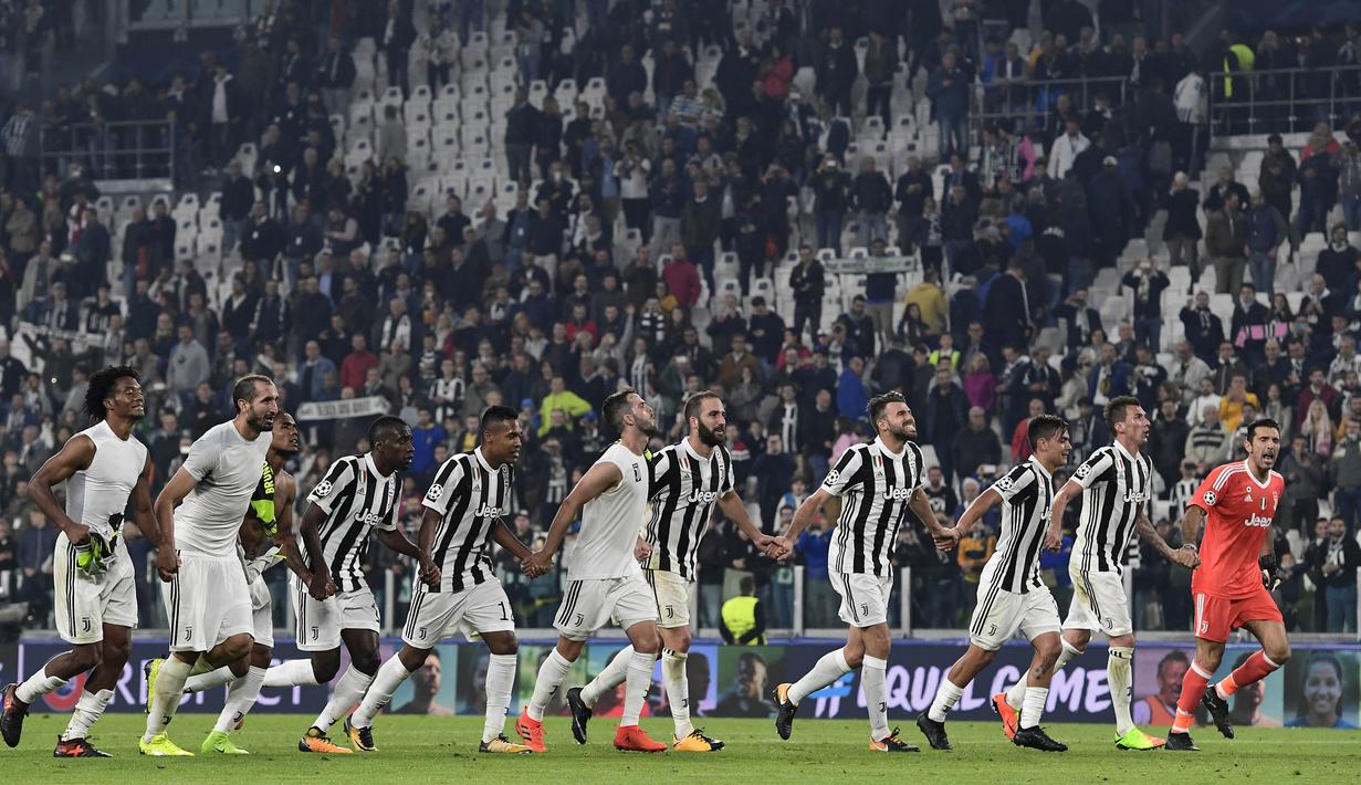 Para pemain Juventus merayakan kemenangan atas Sporting Lisbon pada laga Liga Champions di Stadion Allianz, Turin, Rabu (18/10/2017). Juventus menang 2-1 atas Sporting. (AFP/Miguel Medina)