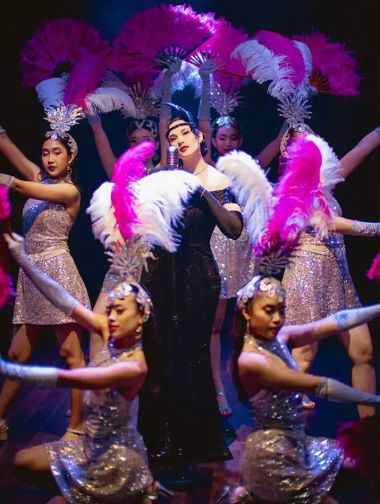 Chelsea Islan rilis lagu baru bersama Diskoria berjudul Prahara Api Asmara. Penampilannya terlihat manglingi video klip terbaru [@chelseaislan]