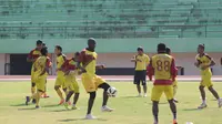 Para pemain Sriwijaya FC saat berlatih di Stadion Manahan, Solo