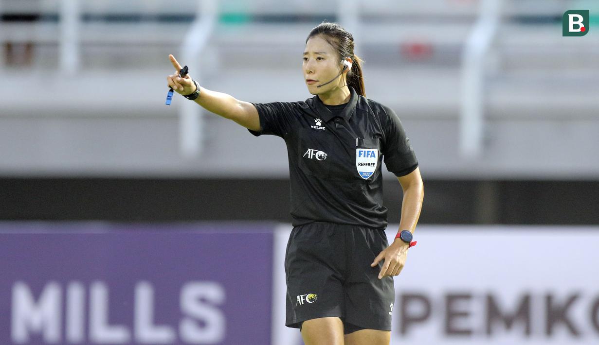 Bukan hal yang mustahil bila Oh Hyeon-jeong nantinya juga akan memimpin laga selanjutnya Timnas Indonesia U-20 di Kualifikasi Piala Asia U-20 2023. (Bola.com/Ikhwan Yanuar)