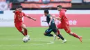 <p>Pemain Arema FC, Evan Dimas berusaha melewati pemain Persija Jakarta, Muhammad Ferarri dan Ondrej Kudela dalam laga pekan ke-23 BRI Liga 1 2022/2023 di Stadion Patriot Candrabhaga, Bekasi, Minggu (12/2/2023) sore WIB. Arema FC kalah dengan skor 0-2. (Bola.com/M Iqbal Ichsan)</p>