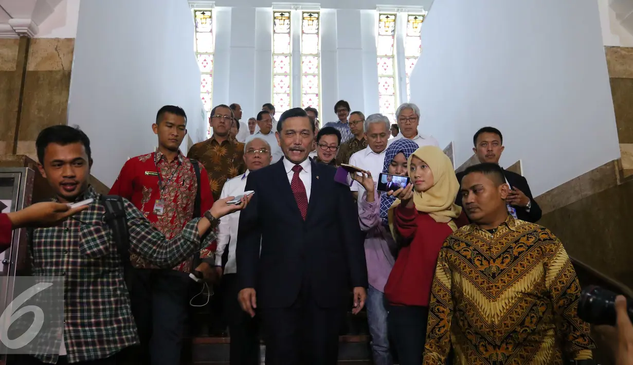 Pelaksana Tugas (Plt) Menteri ESDM, Luhut B Pandjaitan memberikan keterangan pers usai mendatangi Kementerian ESDM, Jakarta, (16/8). Kedatangan luhut merupakan yang pertama kali saat memimpin instansi tersebut. (Liputan6.com/Angga Yuniar)