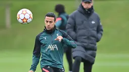 Gelandang Liverpool, Thiago Alcantara menendang bola selama sesi latihan di tempat latihan Liverpool FC di Liverpool, Inggris (4/4/2022). Liverpool akan bertanding melawan Benfica pada leg pertama perempat final Liga Champions di Estadio Da Luz, Portugal. (AFP/Paul Ellis)