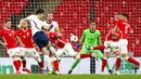 Pemain Inggris Harry Maguire (tengah) mencetak gol ke gawang Polandia pada pertandingan Grup I kualifikasi Piala Dunia 2022 di Stadion Wembley, London, Inggris, Rabu (31/3/2021). Inggris menang dengan skor 2-1. (Catherine Ivill, Pool via AP)