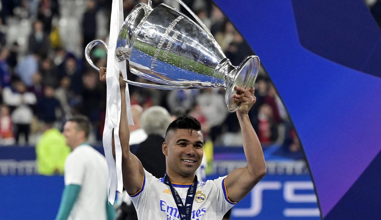 Casemiro. Gelandang berusia 30 tahun yang didatangkan Real Marid dari Sao Paulo pada awal musim 2013/2014 dengan nilai transfer 6 juta euro ini telah merebut 5 gelar Liga Champions termasuk yang terbaru pada musim 2021/2022. Empat gelar sebelumnya diraih pada musim 2013/2014, dan 2015/2016 hingga 2017/2018. Sempat dipinjamkan selama semusim ke FC Porto pada musim 2014/2015, ia tetap menjadi pilihan utama hingga kini. (AFP/Javier Soriano)