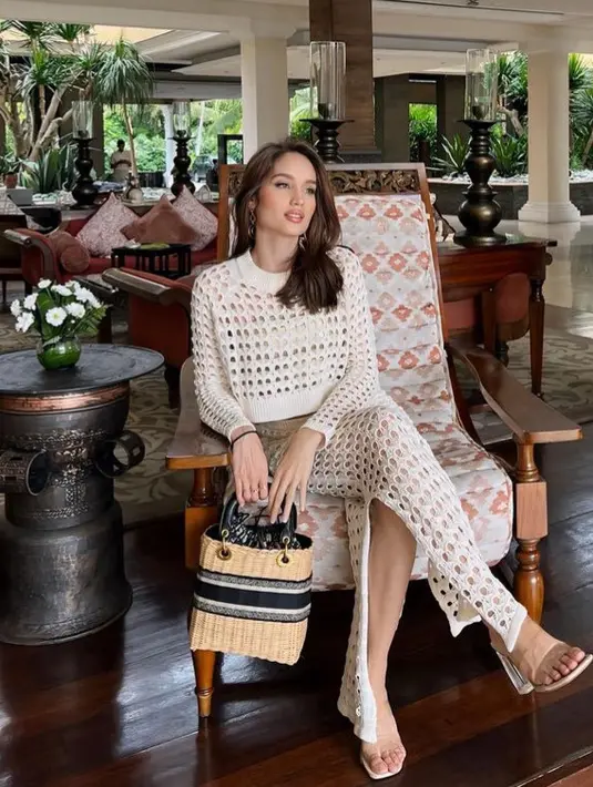 Cinta pun tampak membawa tas rotan dengan aksen hitam pada gagang tas. Ia pun menggerai rambutnya, serta mengaplikasikan makeup flawless fresh. [@claurakiehl]