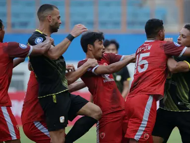 PSM Makassar gagal mempertahankan tren positif mereka yang belum terkalahkan usai ditumbangkan Barito Putera 0-2 dalam laga pekan ke-5 BRI Liga 1 2021/2022 di Stadion Wibawa Mukti, Cikarang, Senin (27/9/2021). PSM kini menempati posisi 5 klasemen sementara. (Bola.com/Ikhwan Yanuar)