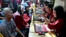 Warga registrasi untuk mendapatkan paket sembako di Rawa Badak  Selatan, Jakarta Utara, Kamis (13/6). H-1 Idul Fitri Artha Graha Peduli (AGP) menggelar pasar murah dan penjualan daging sapi bersubsidi. (Liputan6.com/HO/Rizki)