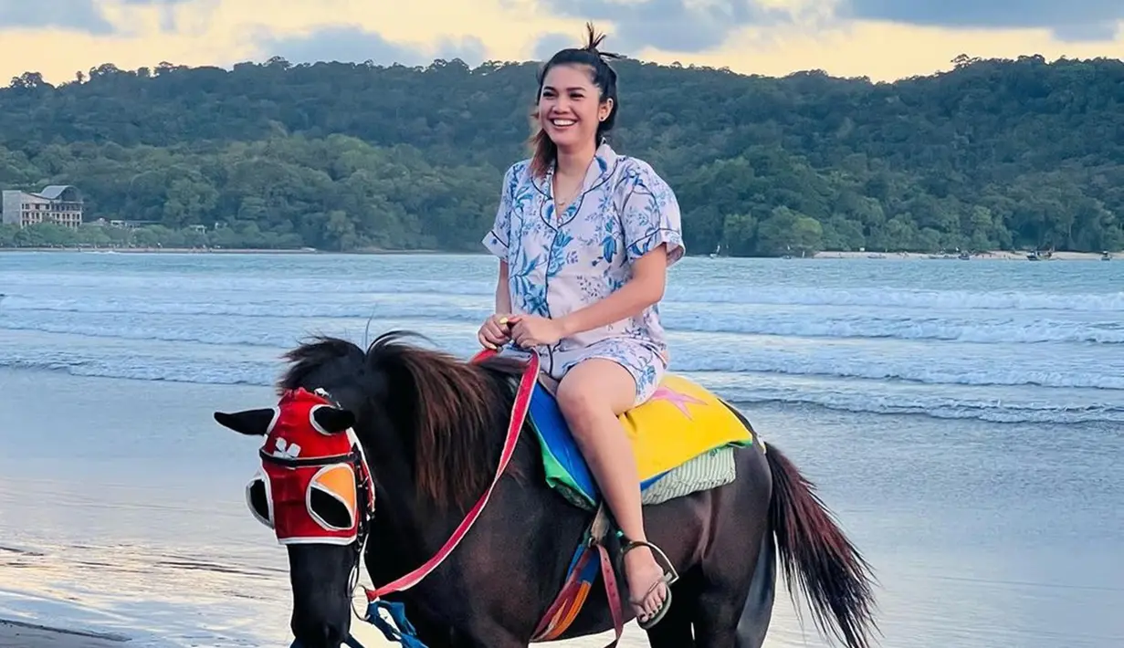 Tanpa harus jalan kaki di pinggir pantai, menikmati keindahan pantai kini bisa dengan naik kuda. Pantai memang menjadi salah satu tempat favorit untuk melepas penat dari padatnya aktivitas. Tengah libur syuting, Raya Kitty main di pantai dengan naik kuda. Angin yang berhembus dan udara yang masih terasa segar di pagi hari dapat membantu menenangkan pikiran sejenak. (Liputan6.com/IG/@rayanurfitrird)