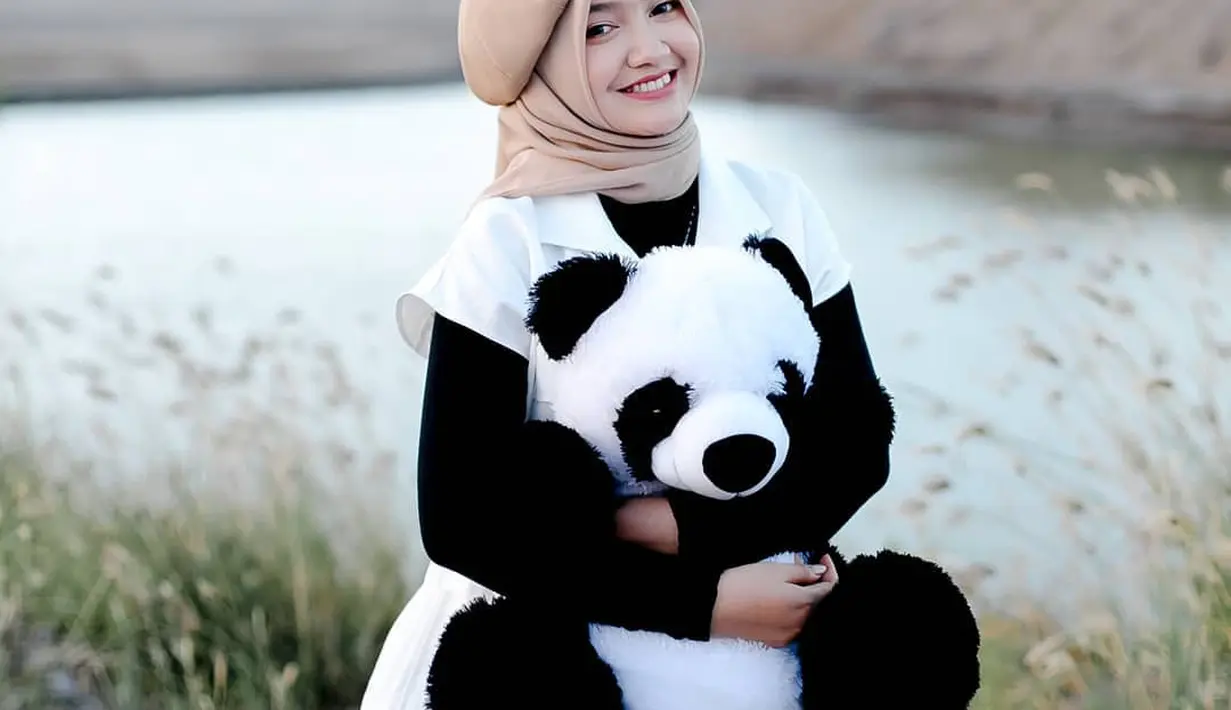 Meski menggunakan busana hitam putih, gaya Jihan tetap ceria. Ia nampa percaya diri berpose bersama boneka panda yang punya warna senada dengan outfitnya. (Liputan6.com/IG/@jihanaudy123_real).