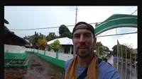 Turis Amerika Wisata ke Ambon, Kagumi Masjid Berusia 600 Tahun dan Guru Ngaji Bisa 4 Bahasa Asing.&nbsp; foto: Youtube 'Nick K'