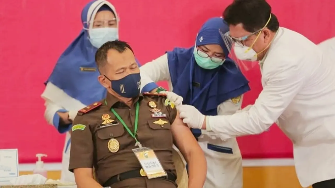 Wakil Kepala Kejati Riau ketika menerima suntikan vaksin Covid-19.