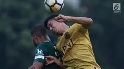 Pemain Bhayangkara FC berebut dengan pemain Persebaya, David Aparecido Da Silva (kiri) pada lanjutan Go-Jek Liga 1 Indonesia bersama Bukalapak di Lapangan PTIK, Jakarta, Rabu (11/7). Laga berakhir imbang. (Liputan6.com/Helmi Fthriansyah)
