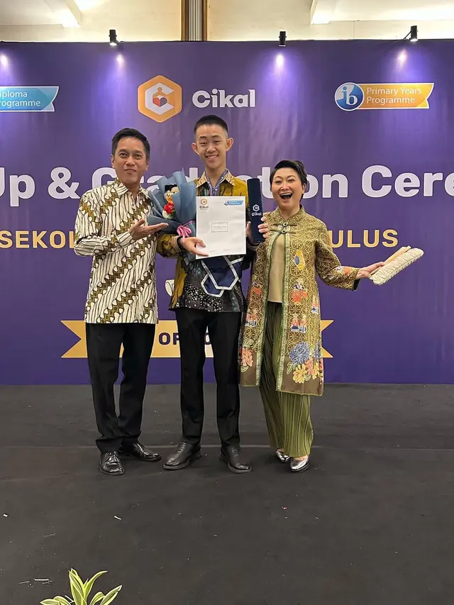 Potret wisuda Manuel anak bungsu Indy Barends (Sumber: Instagram/@indybarends)