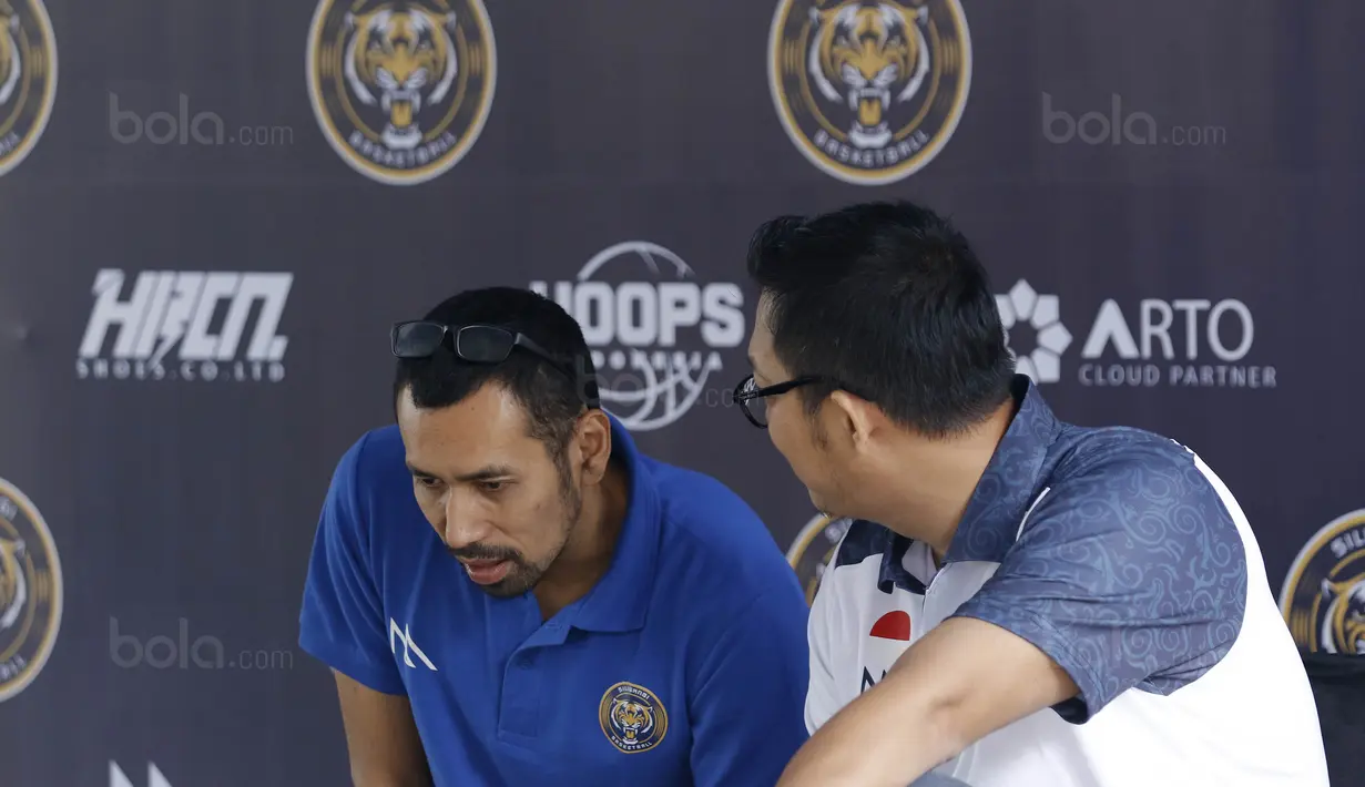 Pelatih Siliwangi Bandung, Ali Budimansyah, berbincang dengan CEO Siliwangi Bandung, Patriady lndrajana di Bandung, Kamis (30/11/2017). Siliwangi Bandung mengenalkan skuad baru untuk menyongsong kompetisi IBL musim depan. (Bola.com/M Iqbal Ichsan)