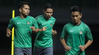 Pemain Timnas Indonesia, Evan Dimas dan Andik Vermansah, berbincang saat latihan di Stadion Patriot, Bekasi, Senin (2/10/2017). Latihan ini merupakan persiapan jelang laga persahabatan melawan Kamboja. (Bola.com/Vitalis Yogi Trisna)