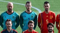 Jersey terbaru kiper timnas Spanyol yang digunakan Pepe Reina (kiri) dan David de Gea (kedua kiri) saat memperkenalkan jersey terbaru di "Ciudad del Futbol" di Las Rozas, dekat Madrid (8/11). (AFP Photo/Pierre Philippe Marcou)