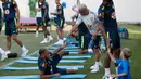 Putra Neymar, Davi Lucca (kanan) menyalami Paulinho di sela sesi latihan Timnas Brasil di Sochi, Rusia, Jumat (29/6). Neymar mengajak putranya saat mengikuti latihan bersama Timnas Brasil di Piala Dunia 2018. (Adrian DENNIS/AFP)