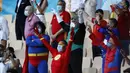 Suporter Spanyol berpakaian adu banteng, mengibarkan bendera negaranya di luar arena adu banteng Plaza de Toros, di Seville, Spanyol, Sabtu, 19 Juni 2021. Spanyol akan menghadapi Polandia pada Sabtu malam di Grup E Euro 2020. (Foto: AP/Pool/Thanassis Stavrakis)