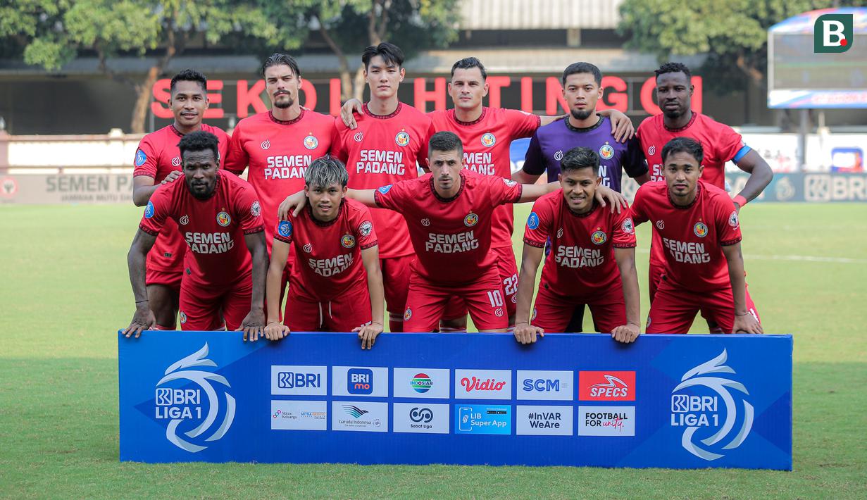 <p>Para pemain starting XI Semen Padang berfoto bersama jelang menghadapi PSS Sleman pada laga pekan ke-3 BRI Liga 1 2024/2025 di Lapangan STIK-PTIK, Jakarta Selatan, Senin (26/8/2024). (Bola.com/Bagaskara Lazuardi)</p>
