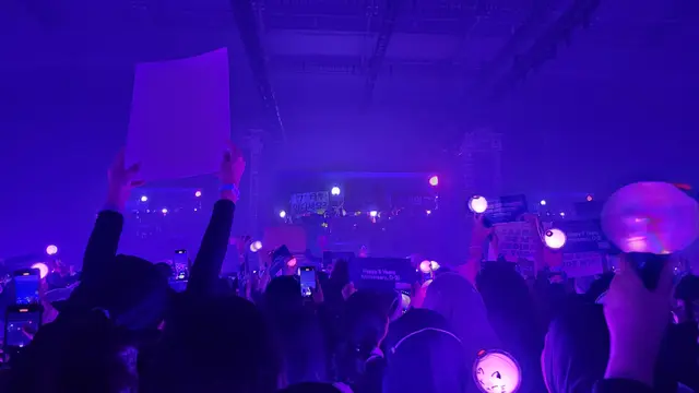 Fans mengangkat banner di konser Suga BTS, foto diambil menggunakan Samsung Galaxy S23 Ultra. (Liputan6.com/ Agustin Setyo W).