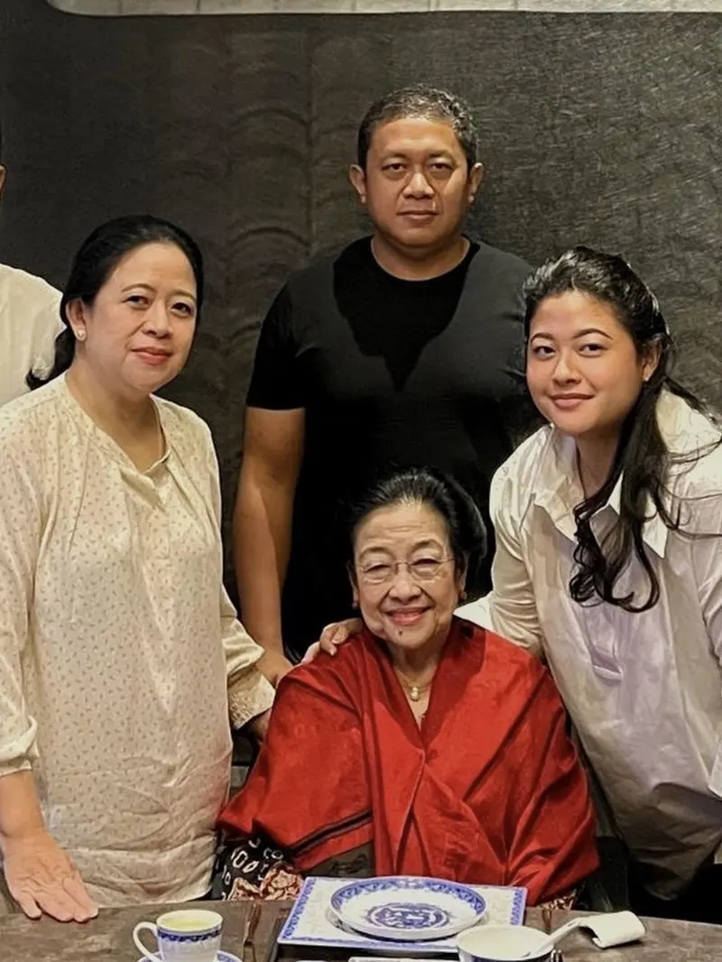 Ketua DPP PDI Perjuangan Puan Maharani unggah foto bersama Ketum PDIP Megawati Soekarnoputri dan keluarganya di Instagram.
