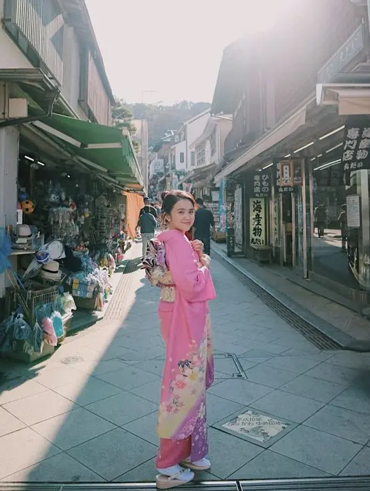 Ia pun kembali mengenakan kimono, kali ini Michelle memilih warna pink dengan motif di bagian bawahnya. [@michelleziu]