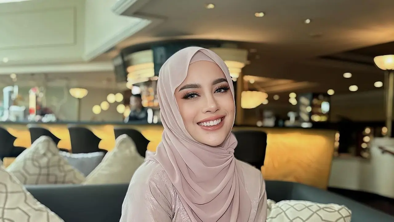 6 Gaya Elegan dan Berkelas Aghnia Punjabi yang Bisa Jadi Inspirasi Lebaran