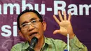 Komisioner KPK, Adnan Pandu Praja saat berbicara pada diskusi Memacu Pertumbuhan Ekonomi Tanpa Melangggar Rambu-Rambu Anti Korupsi di Gedung PBNU, Jakarta, Senin (16/11/2015). Diskusi menyoal hubungan ekonomi dan korupsi. (Liputan6.com/Helmi Fithriansyah)