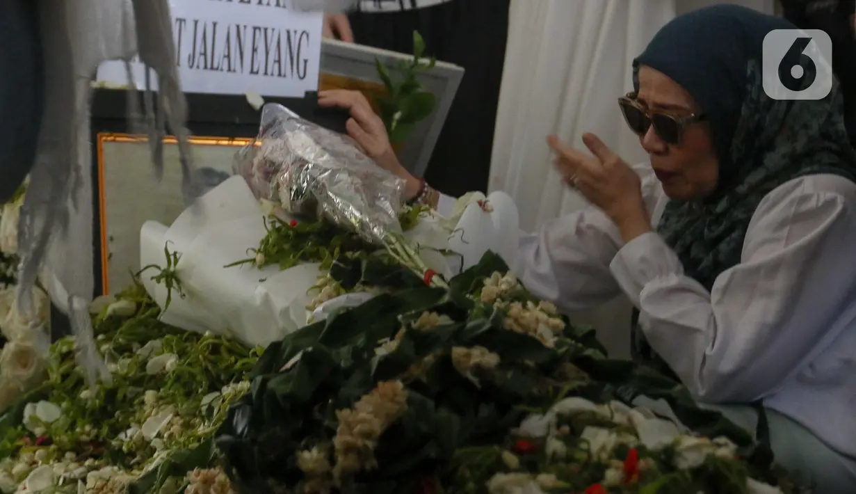 Penyanyi yang memiliki nama asli Sudarwati lahir di Tanjung, Tabalong pada 1 November 1937 dikenal sebagai sosok yang berkontribusi signifikan bagi perkembangan industri hiburan di Indonesia. (Liputan6.com/Herman Zakharia)