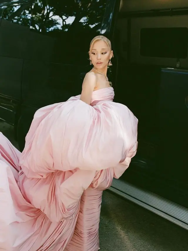 Ariana Grande Dibalut Gaun Mekar saat Red Carpet Piala Oscar 2024. [@arianagrande]