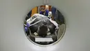 Spesialis dari University of Pretoria's Onderstepoort Veterinary Academy menyiapkan Makokou untuk menjalani CT scan di Veterinary Academy Hospital, Pretoria, Afrika Selatan, Sabtu (6/6/2020). Gorila berumur 35 tahun tersebut menjalani CT scan karena memiliki polip di hidungnya. (Phill Magakoe/AFP)