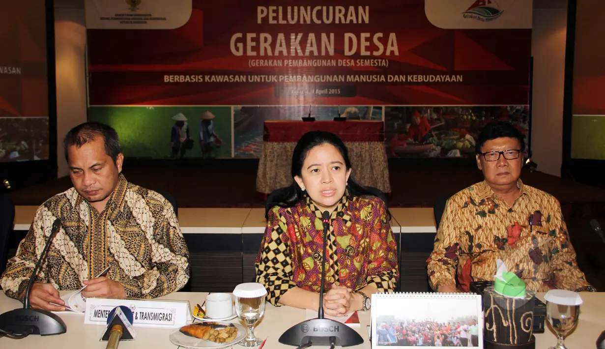 Menteri Koordinator Pembangunan Manusia dan Kebudayaan Puan Maharani (tengah) memberikan keterangan pers saat peluncuran Gerakan Desa di Jakarta, Selasa (7/4/2015). (Liputan6.com/Helmi Afandi)