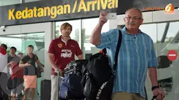 Jesper Blomqvist (belakang) ikut dalam rombongan tim United Red yang tiba di Terminal 3 Bandara Soetta (Liputan6.com/ Helmi Fithriansyah)