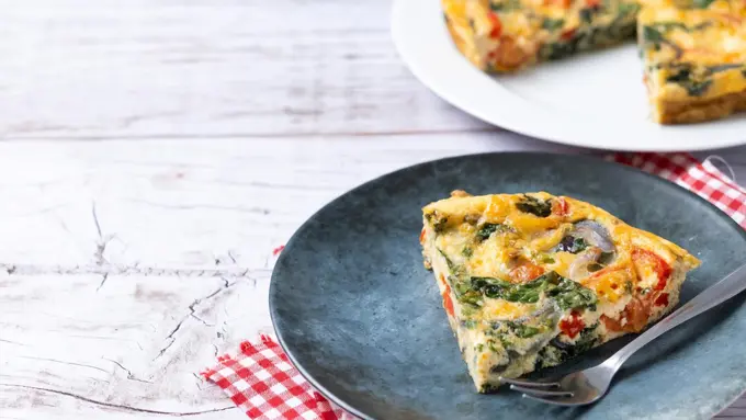 4 Inspirasi Menu Makan Siang Sehat yang Mudah Dibuat dan Penuh Gizi untuk Aktivitas Padat (Foto: Freepik/chandlervid85)