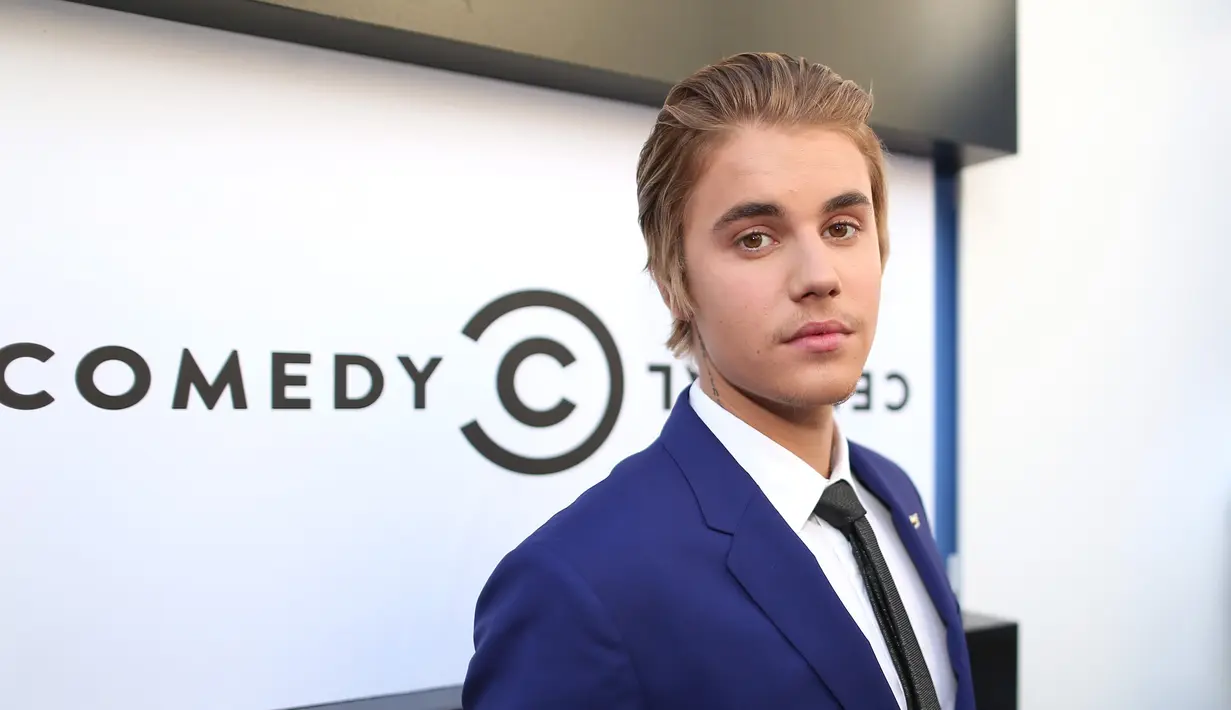Justin Bieber kembali membuat onar dengan hal-hal tak terduga. Kali ini bukan soal perseteruan dengan penggemarnya, melainkan sebuah kejutan yang diberikan Justin berupa permainan piano di sebuah klub malam di Toronto. (AFP/Bintang.com)