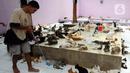 Penjaga kandang membersihkan rumah penampungan kucing dan anjing terlantar Clow di kawasan Parung, Bogor, Jawa Barat, Kamis (22/9/2022). Saat ini, ada sekitar 1.300 kucing lokal yang terlantar di jalanan dipelihara di rumah penampungan ini. (merdeka.com/Arie Basuki)
