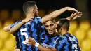 Para pemain Inter Milan merayakan gol yang dicetak oleh Lautaro Martinez ke gawang Benevento pada laga Liga Italia di Stadion Ciro Vigorito, Rabu (30/9/2020). Inter Milan menang dengan skor 5-2. (Alessandro Garofalo/LaPresse via AP)