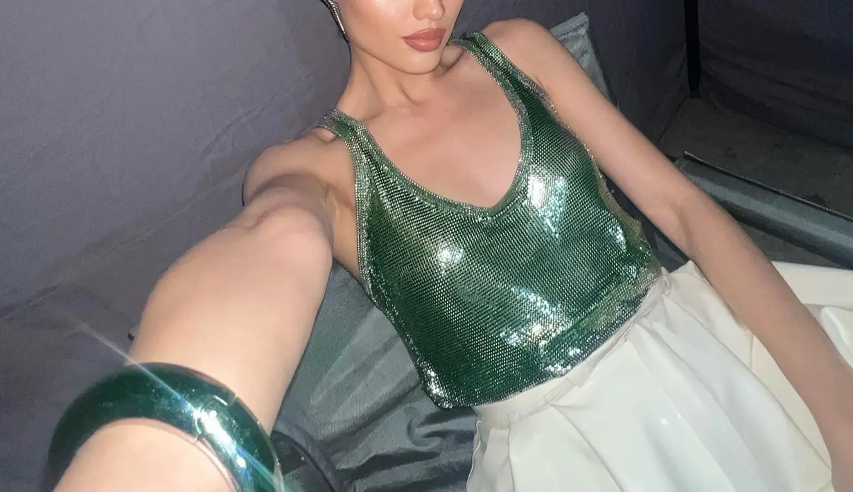 Gaya simpel sekaligus glamor dari Cinta Laura. Atasan sequin tanpa lengan berwarna hijau, dipadu celana putih yang simpel. Makeup dan tatanan rambut Cinta Laura di sini juga bisa jadi inspirasi tampil ke pesta. [Foto: Instagram/claurakiehl]