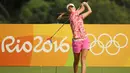 Pegolf asal Rep.Ceko, Klara Spilkova melepaskan pukulan saat bersaing di kompetisi golf wanita putaran kedua di Olimpiade 2016, Rio de Janeiro, Brasil (18/8). (REUTERS/Andrew Boyers)