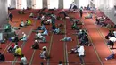 Umat muslim beraktivitas di dalam Masjid Istiqlal, Jakarta, Kamis (17/5). Di bulan Ramadan, Masjid Istiqlal menjadi salah satu masjid yang banyak dikunjungi warga untuk beribadah sekaligus menunggu waktu berbuka puasa. (Liputan6.com/Immanuel Antonius)